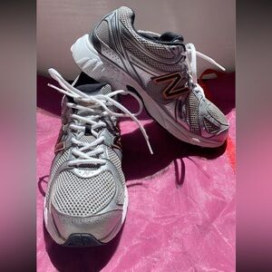 Men’s New Balance 470 Running Shoes size 9 silver grey orange Worn couple times.